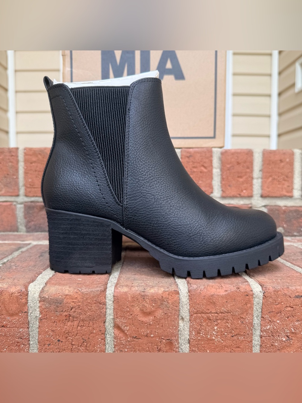 Black Lug Sole Chelsea Boots Women’s 7.5W Wide, NEW IN BOX, MIA